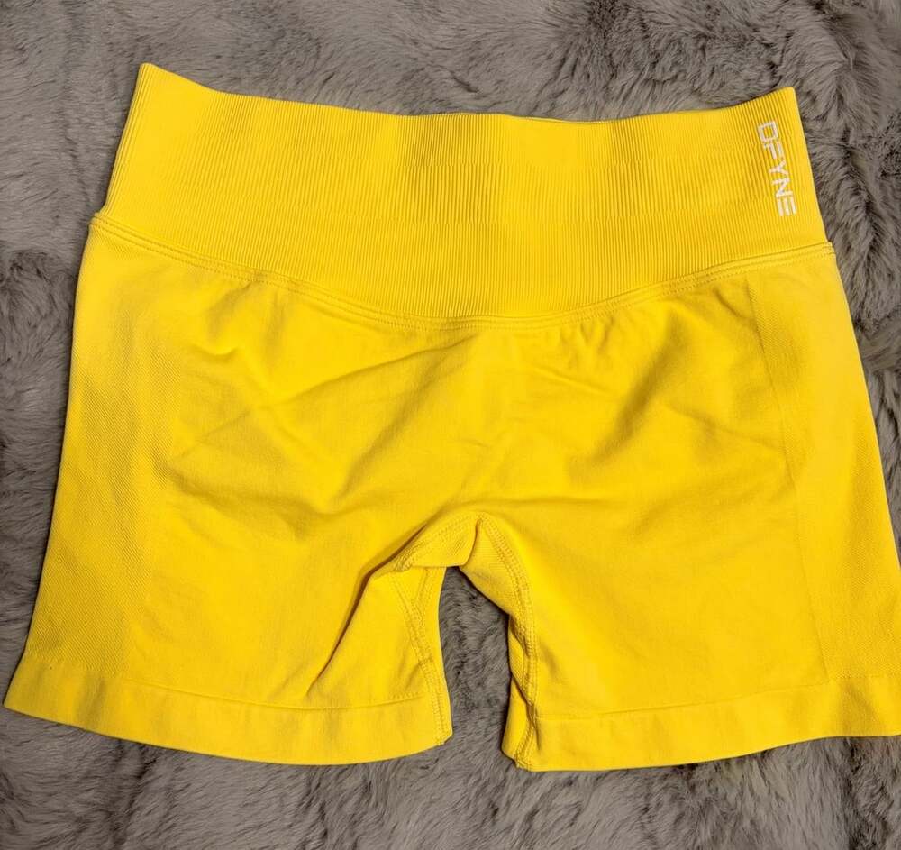 DFYNE Shorts Yellow Size M - Seamless Push-Up Scrunch But